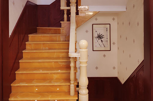 高唐中式别墅室内汉白玉石楼梯的定制安装装饰效果